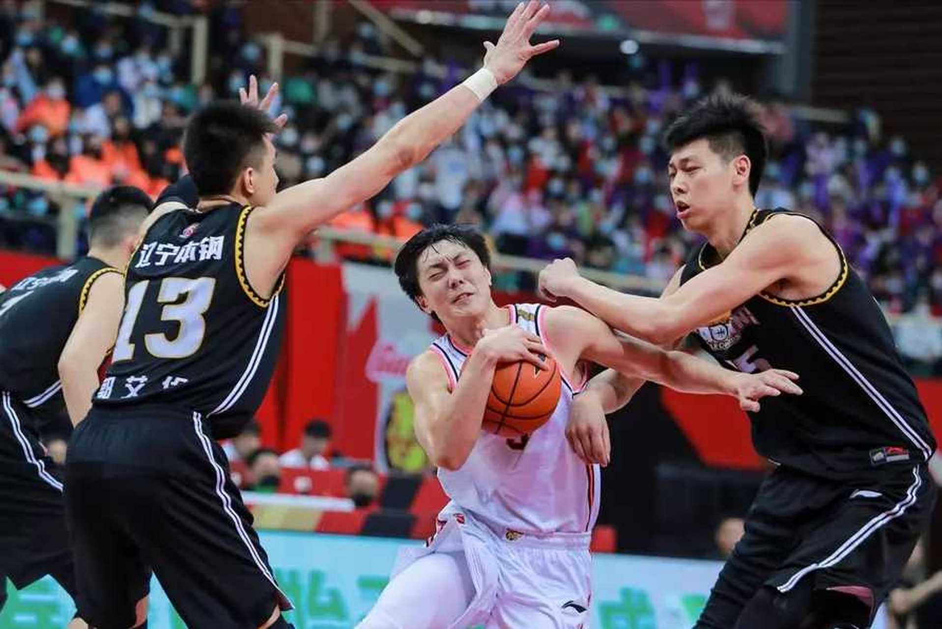 世俱杯改制-深圳队面临激烈比拼,全队一同奋斗争胜